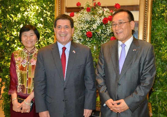 劉大使德立夫婦與卡提斯總統合影