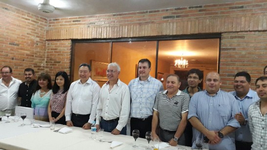 俞大使大㵢夫婦與巴國義勇消防總隊長巴爾德斯夫婦及幹部合影