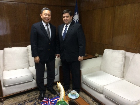 俞大使與前來拜會之巴拉圭中央省Fernando de la Mora市市長Alcides Riveros合影。