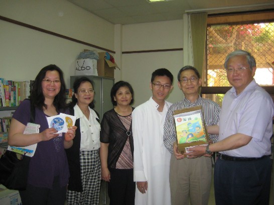 Rep.Chao presented books for Riyadh Chinese School