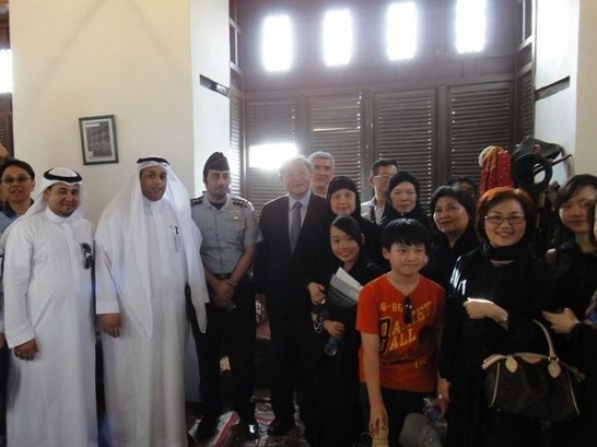 駐沙烏地阿拉伯代表處趙代表錫麟夫婦偕同仁及眷屬共25人，應邀於100年4月25日前往利雅德近郊之Janadriyah參訪沙國「第26屆傳統文化節」之展覽暨活動。