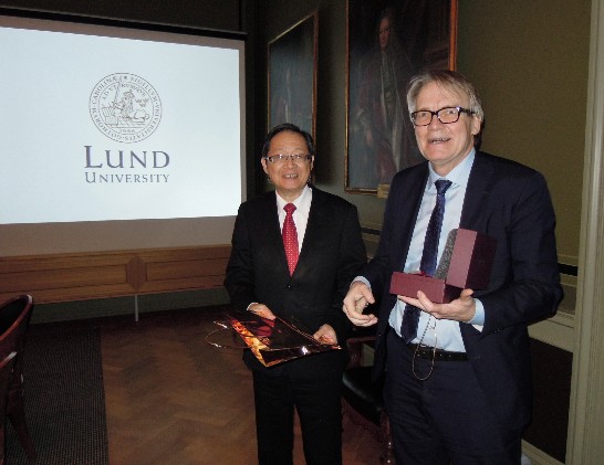 Ambassador Lee and Torbjorn von Schantz, Head of Lund University, exchange gifts.