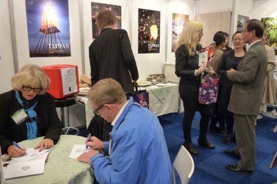 駐瑞典代表鄭天授在會場親自跟業者解說，介紹台灣旅遊特色。