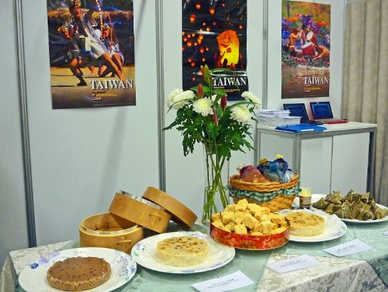 台灣特有點心米香、蘿蔔糕、芋頭糕、紅豆糕及台灣粽供觀眾品嚐。