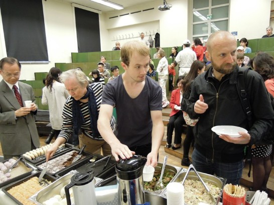 台灣風味炒米粉及點心、咖啡甜點等，供觀眾於放映前茶會品嚐。