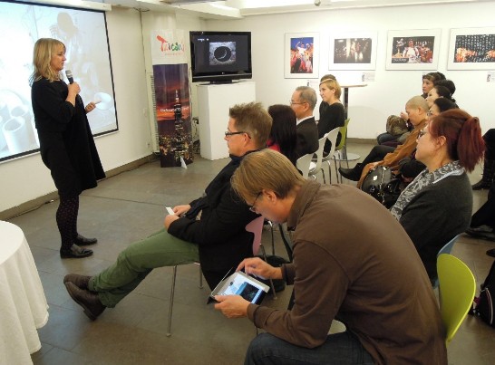 瑞典工藝設計協會理事長Eva Kumlin參加開幕並致詞。