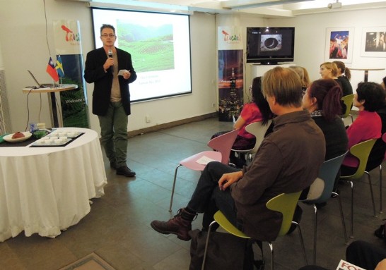 瑞典專欄作家Jan Söderqvist介紹台灣茶藝。