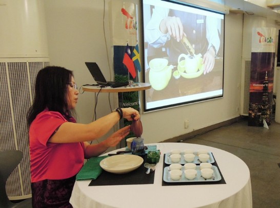 旅居瑞典僑胞陳淑娟女士現場示範功夫茶。