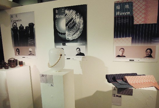 「2013台灣日」開幕由台灣手工藝研究中心提供玻璃純銀器皿、泰雅織紋織巾(羊毛) 、茶具等14件展示品。
