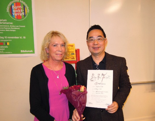 幾米(右)在瑞典獲得國際兒童圖書評議會(IBBY) 銀星獎。