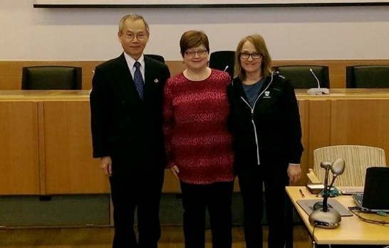 鄭代表(左)與瑞典國會議員賀瑪(中)、基魯那市政府官員(右)合影