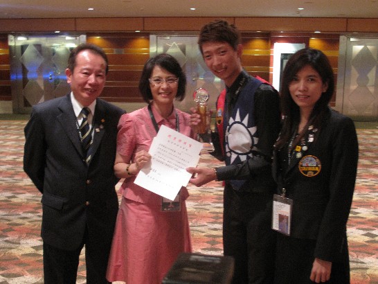 Representative Shih (2nd from the left) conveying Education Minister Wu’s congratulatory message to Hsu Po Sheng (2nd from the left), winner of 2nd runner-up at 11th World Flairtending Competition.