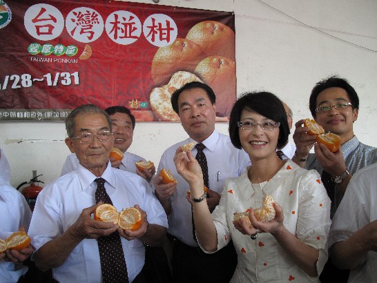 Representative Vanessa Shih (second from right) with delegation members from Taichung Fengyuan Farmers' Association attend Taiwanese ponkan promotion activity on January 28, 2010. (First from left: Chiang Chiu-kuei, Chairman of Taichung Fengyuan Farmers' Association.)
