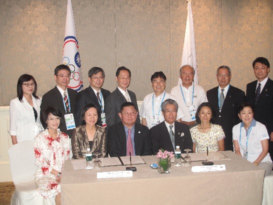 Front four from left: Representative Vanessa Shih, Sports Affairs Council Minister Tai Hsia-ling, Chairman Thomas Tsai of Chinese Taipei Olympic Committee and Chairman Tsunekazu Takeda of Japan Olympic Committee. 