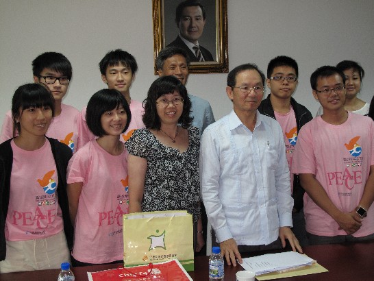 A team of 11 members from the Taiwan Peace Corps visited Taipei Representative Office in Singapore on 16 July, 2012. Representative Hsieh commended all team members for their efforts in connecting with the international community and for their involvement with community services in Singapore. He also reaffirmed his support for the team in their mission to bring love and care to every corners of the world.