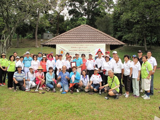 Representative Hsieh Fa-dah presenting a certificate of appreciation to Ms. Chen Sue-Chin, President of the Taipei Business Association in Singapore. 