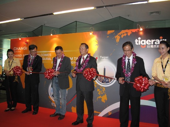 Representative Hsieh Fa-dah (third from right) at the ribbon-cutting ceremony to mark the inaugural flight by Tigerair Taiwan. 