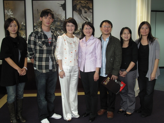 Representative Vanessa Shih (third from left) receives Taiwanese delegation members who attend the 14th Asian TV Awards 2009 on December 4. From left to right: Ms. Neco Wang, Mr. James Wen, Representative Vanessa Shih, Director Chin-Yun Hsu of Hakka TV Station, Vice Director Sheng-jung Tang of Hakka TV Station, Ms. Cathy Pan and Ms. Vivian Wang. 