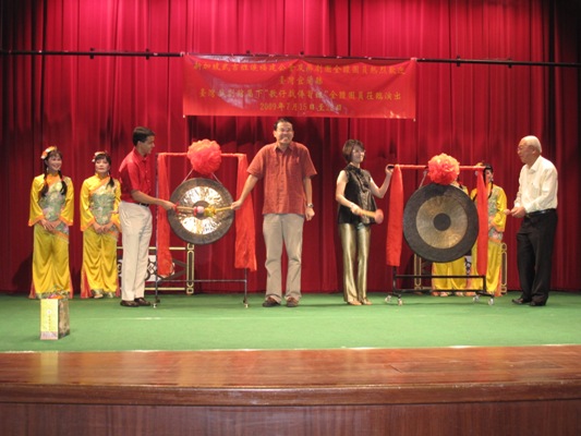 Representative Vanessa Shih, Bukit Panjang Hokkien Konghuay Chairman Huang Hsu-ping (right), MP Christopher de Souza (third from left), MP for Bukit Panjang and Dr. Teo Ho Pin (middle) to host the opening ceremony for the 2009 Hokkien Konghuay Opera Troupe performance with Taiwan’s Yi Lan Opera Troupe.
