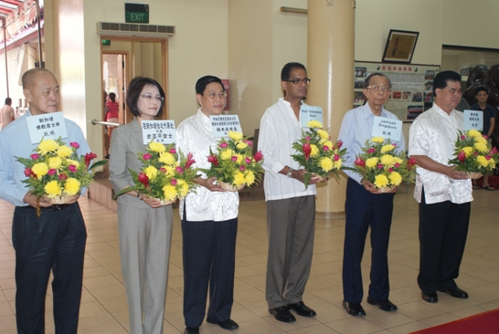 Representative Shih and leaders of the Singapore Taoist Federation , Singapore Buddhist Lodge , Jamiyah Singapore and Hindu Endowments attend a religious service on August 29 in memory of the victims of Typhoon Morakot which hit Taiwan recently .