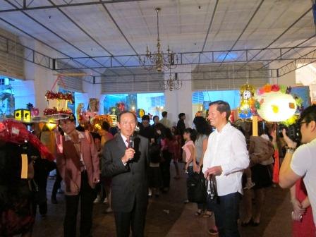 Representative Hsieh wished Singaporean friends a happy festive season when attending the Mid-Autumn Lantern Festival organized by SunnyHills (Taiwan).