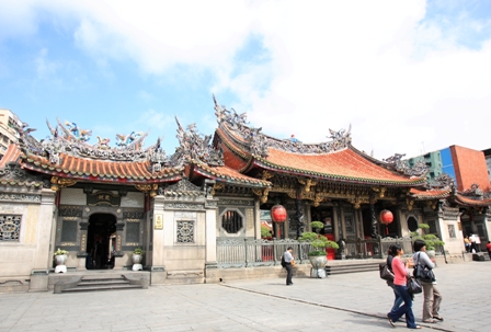 Temples festivities run all night for Lunar New Year