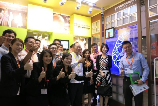 謝大使(圖中)與我參展廠商合影