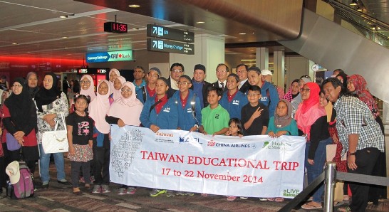 駐新加坡代表處舉辦穆斯林學童認識臺灣之旅，師長、家人前往送機合影。