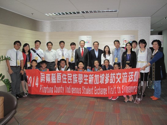 駐新加坡代表處謝發達代表（中）、黃健良副代表（右六）與屏東縣「原民學生英語菁英新加坡參訪交流計畫」團合影。