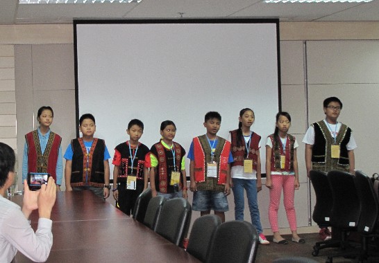 屏東縣「原民學生英語菁英新加坡參訪交流計畫」團參訪駐新加坡代表處，學童合唱原住民歌曲。