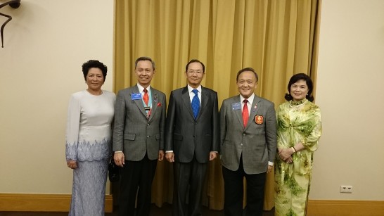 駐新加坡代表處謝發達代表（中）與國際扶輪總社黃其光社長（右二）、扶輪社3310區地區總監Mr. Andre Suharto（左二）合影。