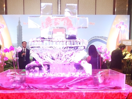 駐新加坡代表處以雙十冰雕慶祝中華民國104年雙十國慶。