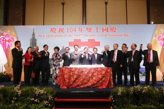 駐新加坡代表處10月9日舉行慶祝中華民國104年雙十國慶酒會，張大同代表（右七）與全場來賓高唱生日快樂歌，再以新加坡傳統習俗舉杯高喊三次「飲勝」，祝賀中華民國生日快樂。