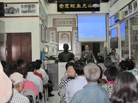 駐新加坡代表處謝發達代表於「同德書報社」舉辦　國父逝世90週年紀念會中致詞。