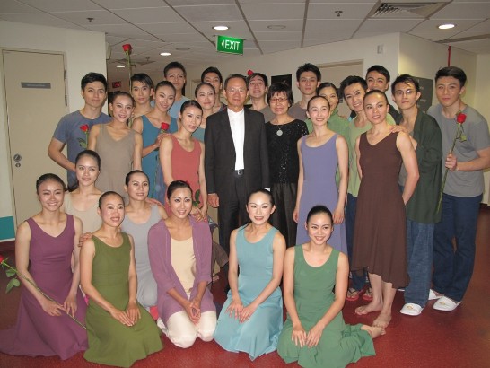 「雲門舞集」於2月28日在濱海藝術中心演出「稻禾」，駐新加坡代表處謝發達代表夫婦前往觀賞並與舞者合影。