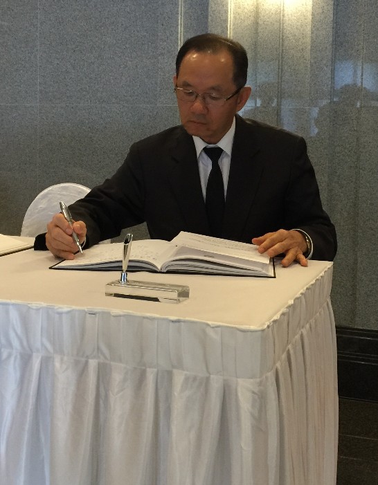 駐新加坡臺北代表處謝代表發達於本(26)日前往新加坡國會大廈敬悼新加坡建國總理李光耀先生