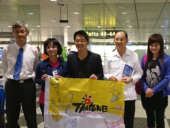 駐新加坡代表處謝發達代表（左二）、謝長明主任（右）歡迎臺東縣黃健庭縣長（中）訪星推廣觀光