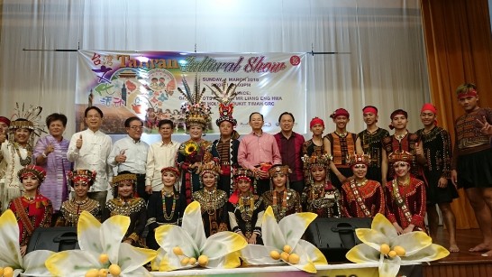 駐新加坡代表處謝發達代表（後排中）與「原緣原住民文化藝術團」在「正華民眾俱樂部」合影。(2015年3月1日)
