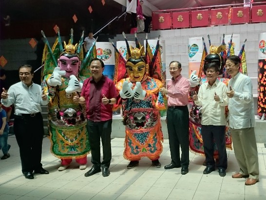 駐新加坡代表處在新加坡正華民眾俱樂部展出臺灣食品與精品，並安排電音三太子迎客。武吉知馬區國會議員連榮華、駐新加坡代表處代表謝發達與電音三太子合影。