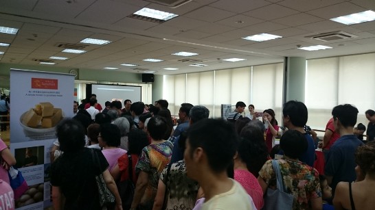 駐新加坡代表處3月1日在新加坡正華民眾俱樂部展出臺灣食品與精品，吸引民眾排隊品嘗及選購。