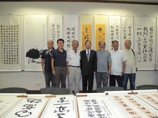 駐新加坡代表處代表謝發達（中）與「金門縣書法學會」書法家陳有利、李根樂、吳鼎仁、理事長吳宗陵、王水生、洪烱燦（由右至左）合影。