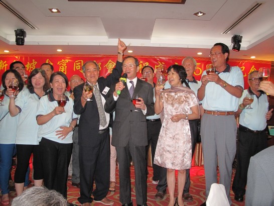 駐新加坡代表處代表謝發達夫婦（中）6月28日出席「新加坡古寧同鄉會」65週年會慶，與該會會長李財豐（舉手者）及特別自新北市三重赴新加坡出席盛會的「金門旅台李氏宗親會」一行13人，祝願我國及新加坡國運昌隆。