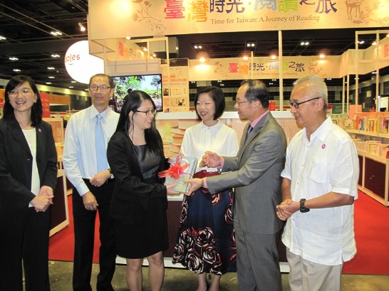 駐新加坡代表處代表謝發達（右二）轉贈我文化部圖書予新加坡「國家圖書館」，由新加坡教育部兼通訊及新聞部政務部長沈穎(右三)見證。