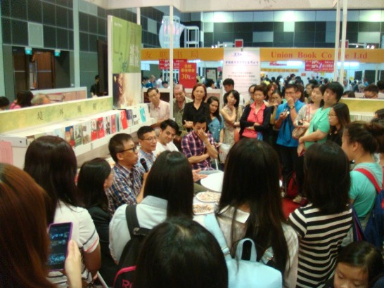 2015年新加坡書展「臺灣日」活動，邀請苦苓、吳若權、敷米漿、肆一（由左至右）4位作家與讀者交流。
