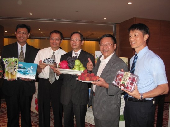 駐新加坡代表處謝發達代表(中)7月10日出席「中彰投農特產品新加坡聯合行銷活動」記者會，與台中市政府農業局局長王俊雄(右二)、彰化縣政府農業處處長黃碧海(右二)、南投縣政府農業處處長陳瑞慶(左)共同行銷來自3縣市的優質農特產品。