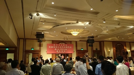 「旅星各界歡送駐新加坡台北代表處謝發達代表伉儷餐會」7月2日在Raffles Town Club舉行，新加坡國會議員、政、商、文、僑各界共240餘人出席。