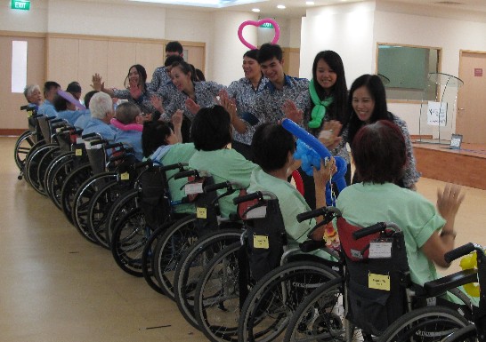 青年大使一一祝福病友早日康復。