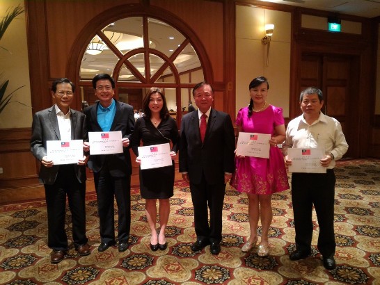 張大同代表頒發感謝狀予「104年國慶籌備委員會」主委陳舒琴（左三）、籌備委員陳萬壽（左一）、張嘉升（左二）、鄭倩薇（右二）、許慶育（右一）。