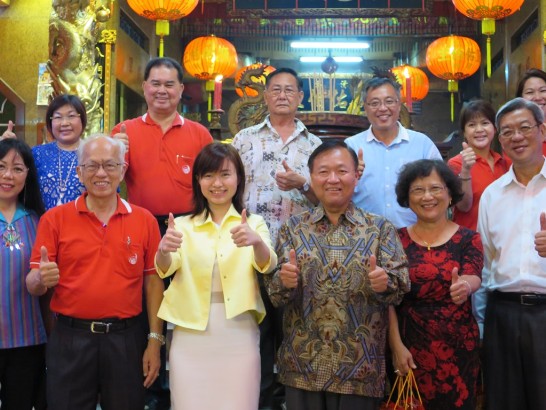 張大同代表夫婦（前排右三及右二）、新加坡麥申波區國會議員陳佩玲（前排左三）、韮菜芭城隍廟聯誼會主席陳志城（前排左二）及該會全體職員在城隍廟正殿前合影。