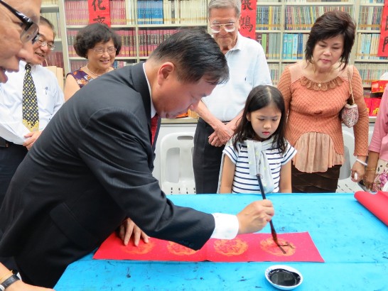 本處張大使大同在同德書報社舉辦之2016新春團拜主持揮春儀式，率先開筆迎新年。